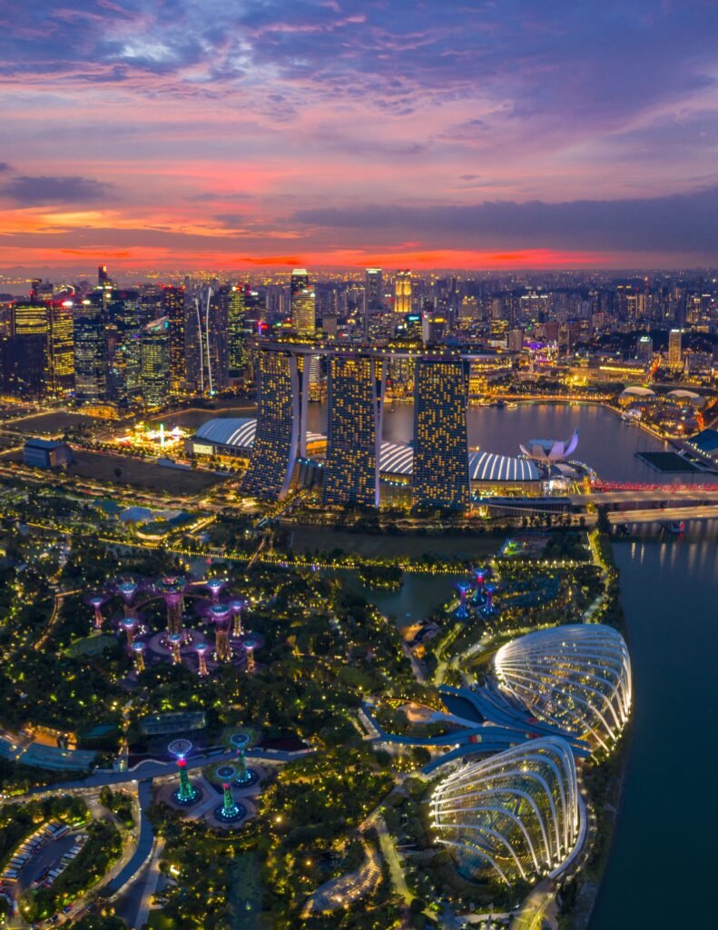 新加坡滨海湾与花园的彩霞夜景航拍
