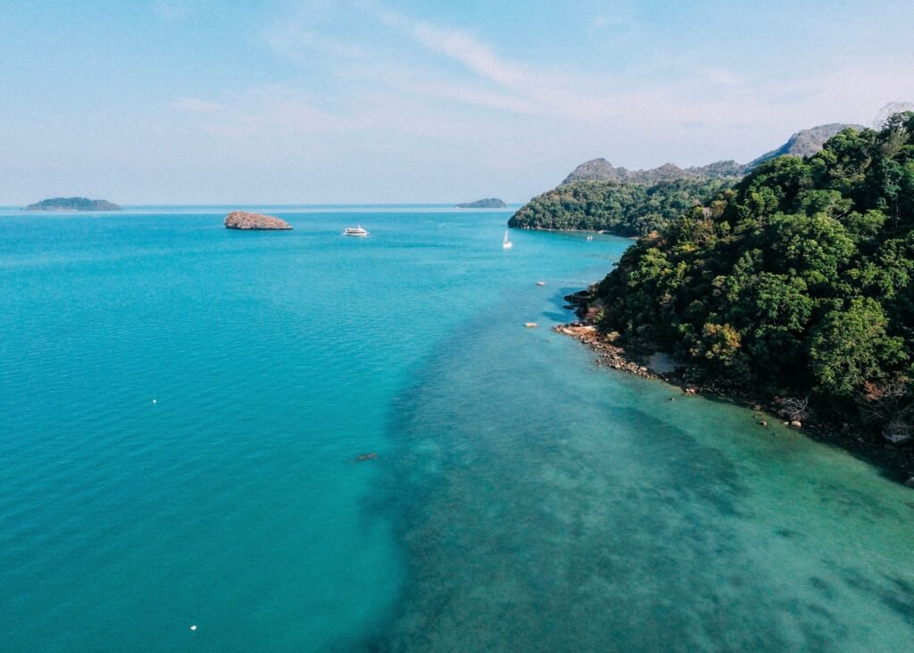 马来西亚吉打州海岸的碧海与热带植被